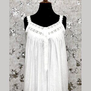 Elegant White Lace Chemise